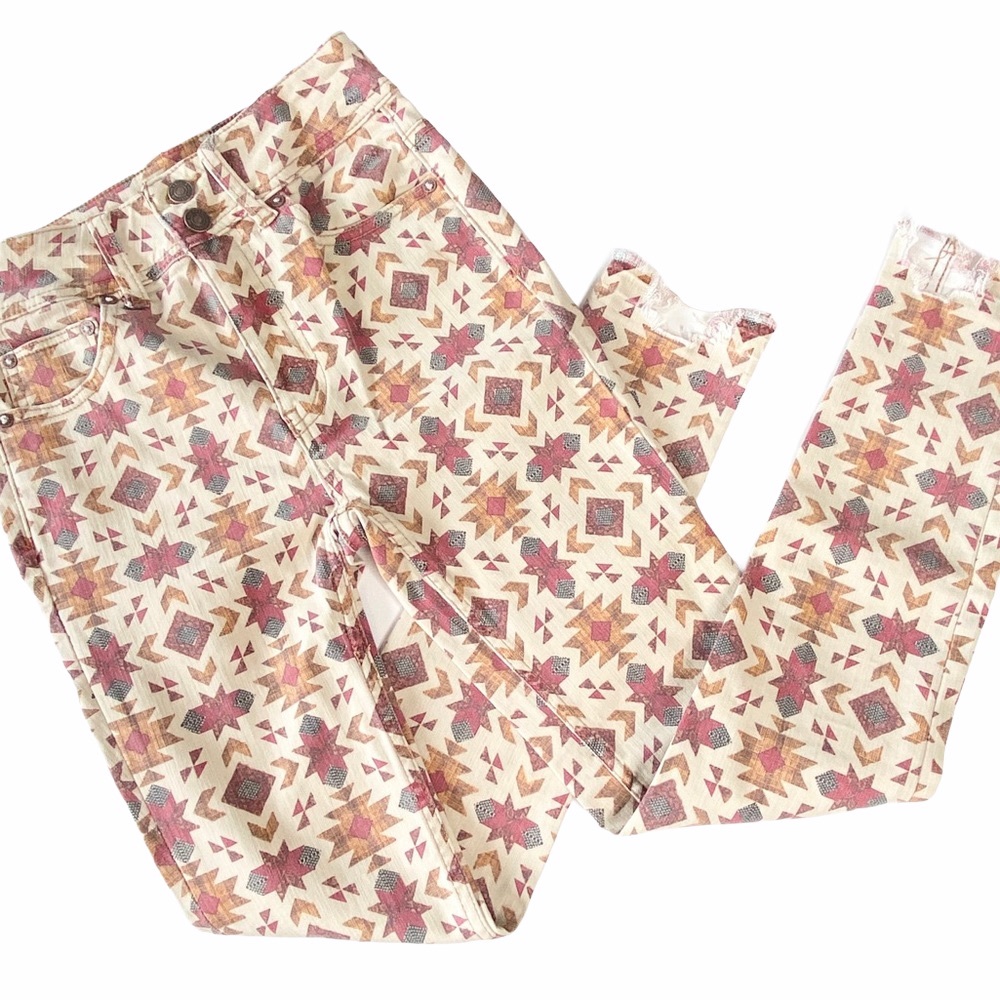 new Free People 𖠌 Wild Child Raw Hem Skinny Jean 𖠌 Ivory with Tribal Print 𖠌 - Picture 4 of 17